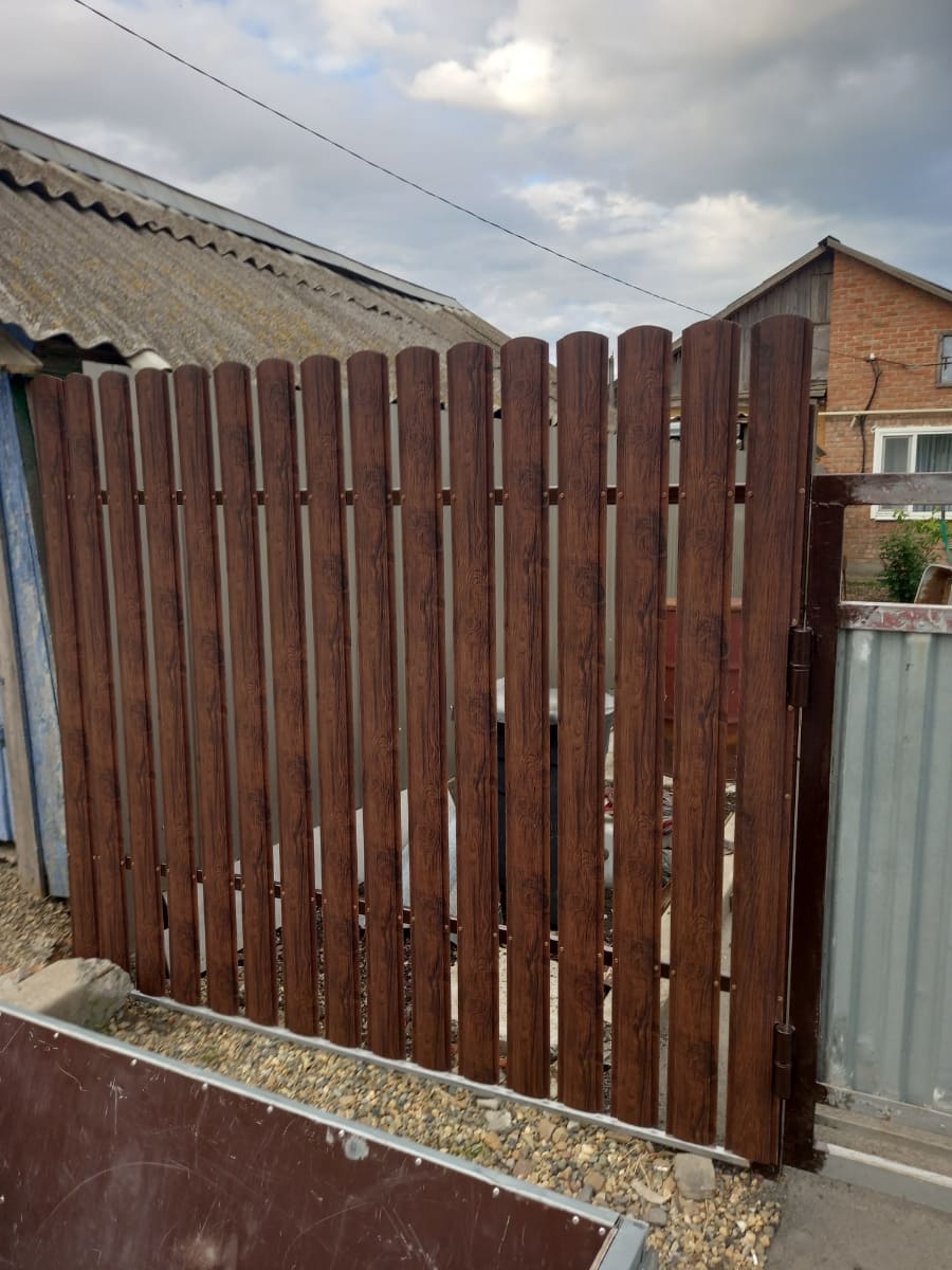 Забор из евроштакетника 2м Античный Дуб SteelArt двусторонний в Новороссийске