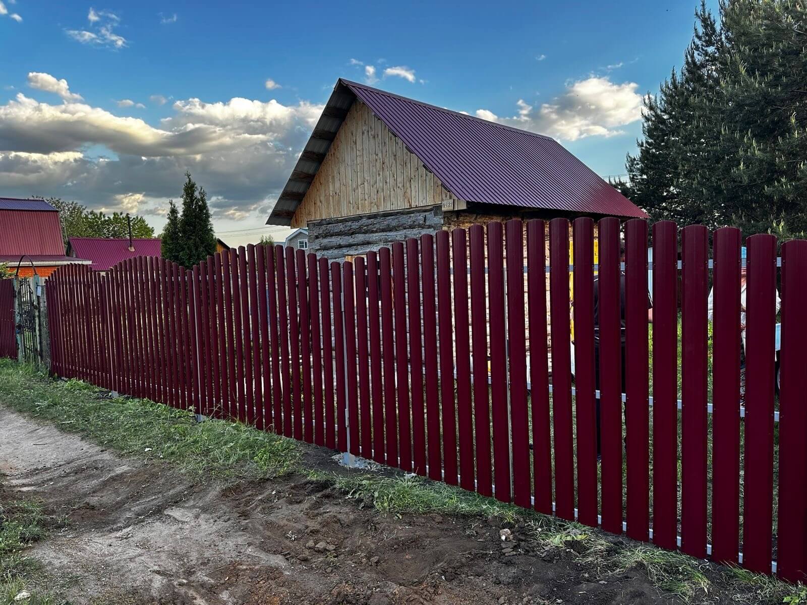 Забор из евроштакетника 28м RAL3005 Красное Вино фото 2 в Новороссийске