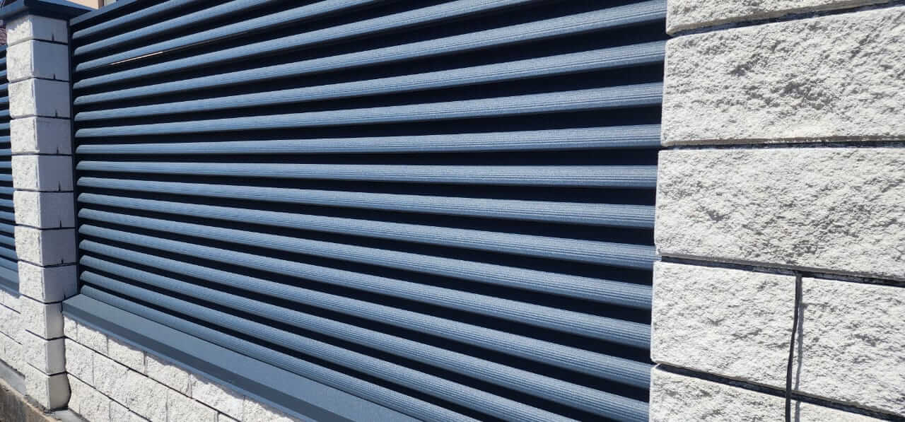 Забор из ламелей Еврожалюзи 32м RAL7024/7024 Серый Графит двусторонний МАТТЕ фото 1 в Новороссийске