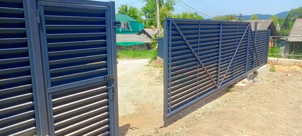 Забор-жалюзи из ламелей Еврожалюзи 53м RAL7024 Серый Графит МАТТЕ фото 16 в Новороссийске