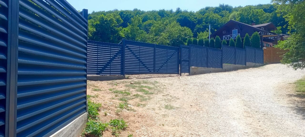 Забор-жалюзи из ламелей Еврожалюзи 53м RAL7024 Серый Графит МАТТЕ фото 8 в Новороссийске