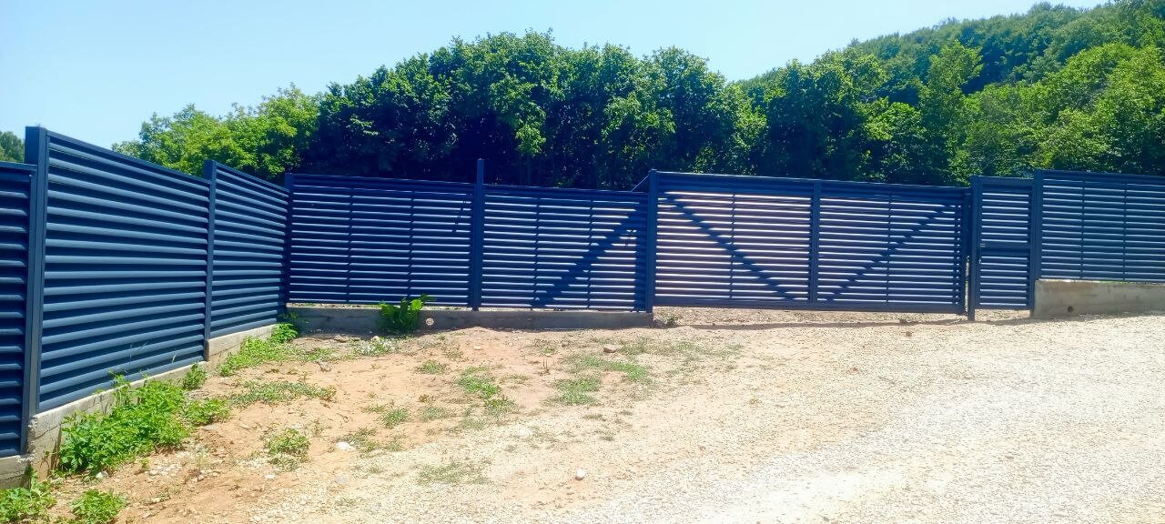 Забор-жалюзи из ламелей Еврожалюзи 53м RAL7024 Серый Графит МАТТЕ фото 7 в Новороссийске