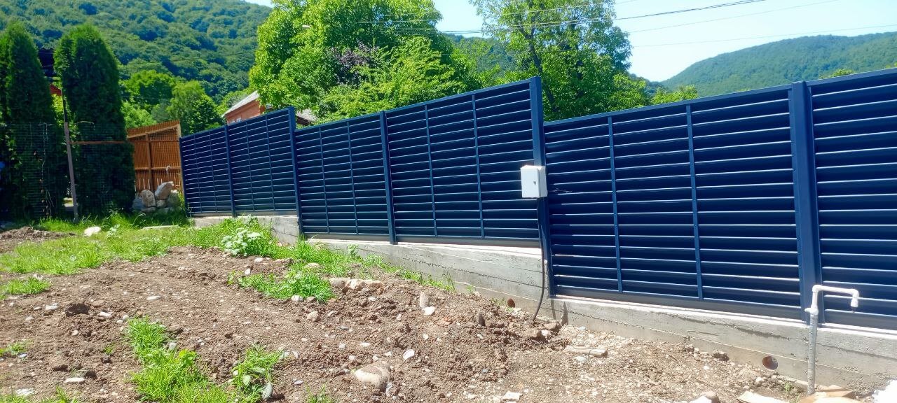 Забор-жалюзи из ламелей Еврожалюзи 53м RAL7024 Серый Графит МАТТЕ фото 3 в Новороссийске