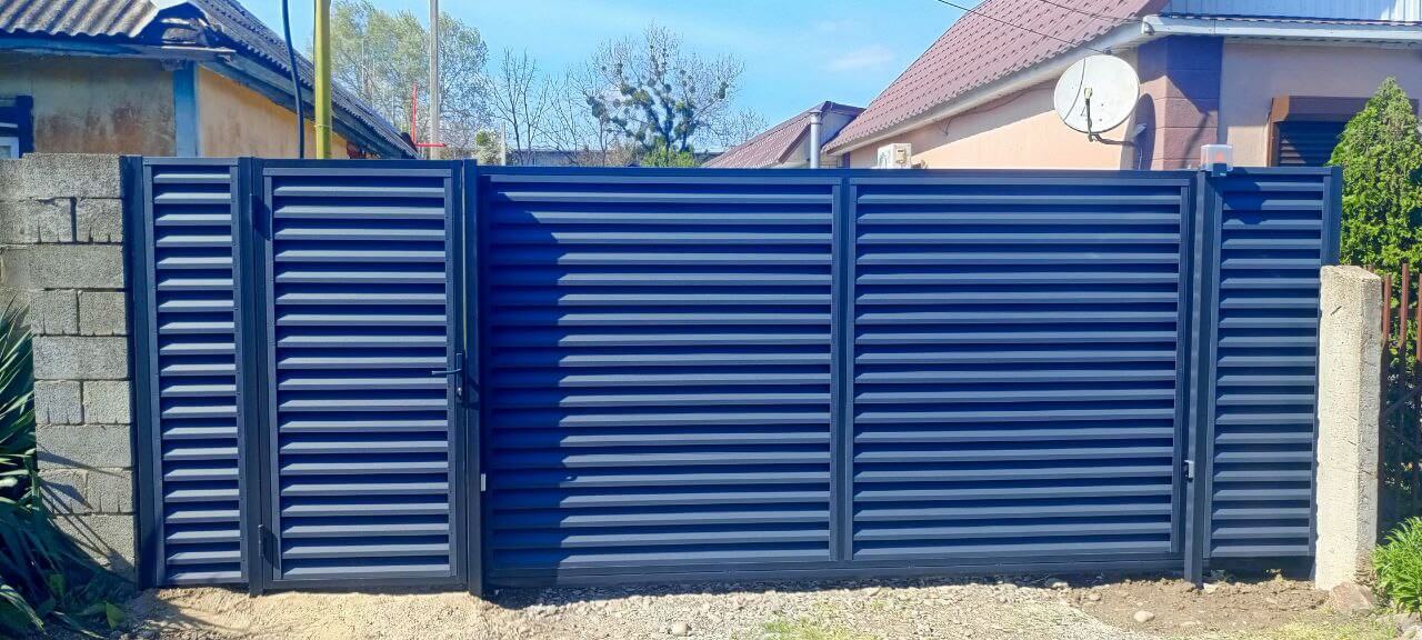 Забор-жалюзи из ламелей Еврожалюзи 53м RAL7024 Серый Графит МАТТЕ фото 1 в Новороссийске