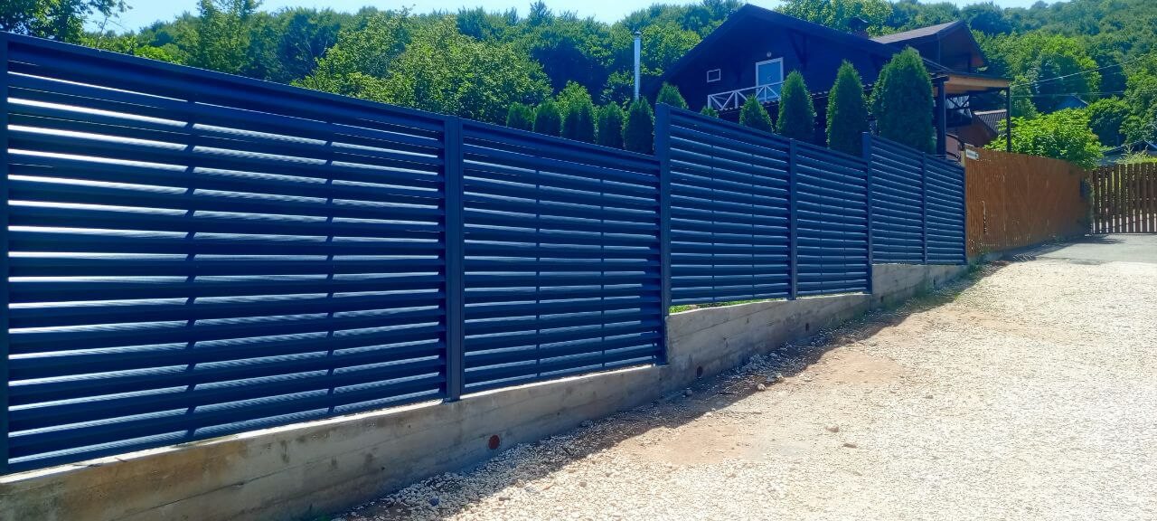 Забор-жалюзи из ламелей Еврожалюзи 53м RAL7024 Серый Графит МАТТЕ фото 12 в Новороссийске
