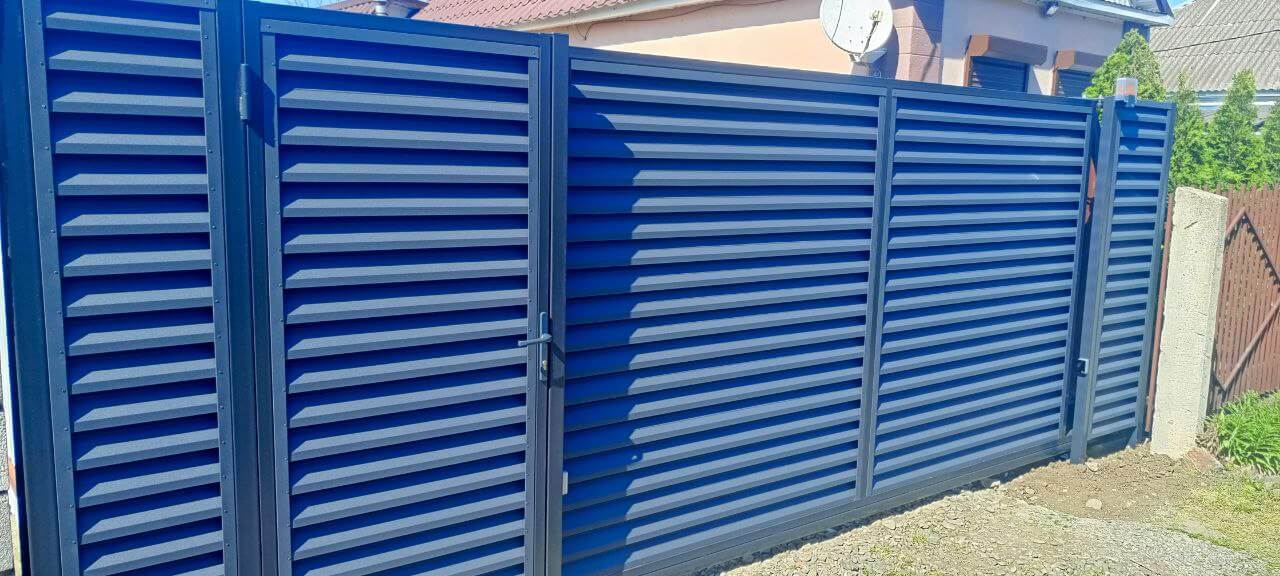 Забор-жалюзи из ламелей Еврожалюзи 53м RAL7024 Серый Графит МАТТЕ фото 10 в Новороссийске