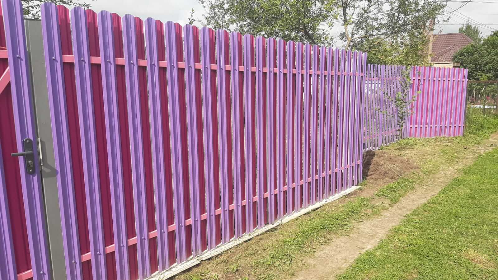 Двухцветный забор из евроштакетника 44м RAL4005 Сиреневый, RAL4006 Пурпурный фото 4 в Новороссийске
