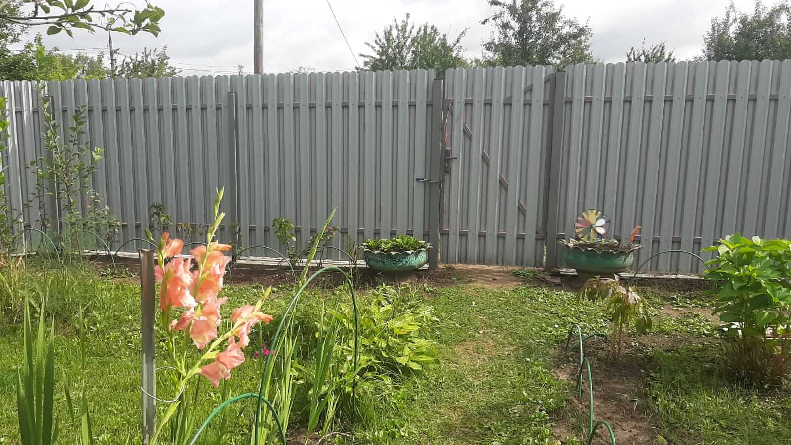 Двухцветный забор из евроштакетника 44м RAL4005 Сиреневый, RAL4006 Пурпурный фото 1 в Новороссийске