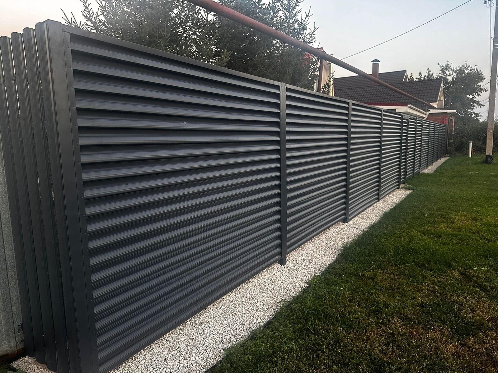Забор из ламелей Еврожалюзи 26м RAL7024/7024 Серый Графит двусторонний фото 4 в Новороссийске