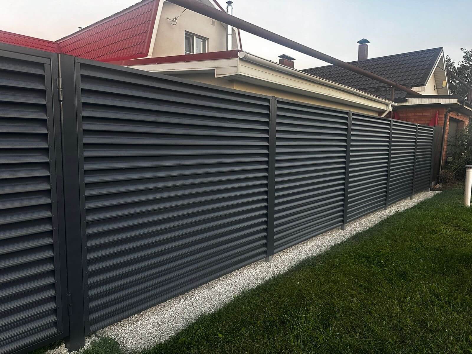 Забор из ламелей Еврожалюзи 26м RAL7024/7024 Серый Графит двусторонний фото 3 в Новороссийске