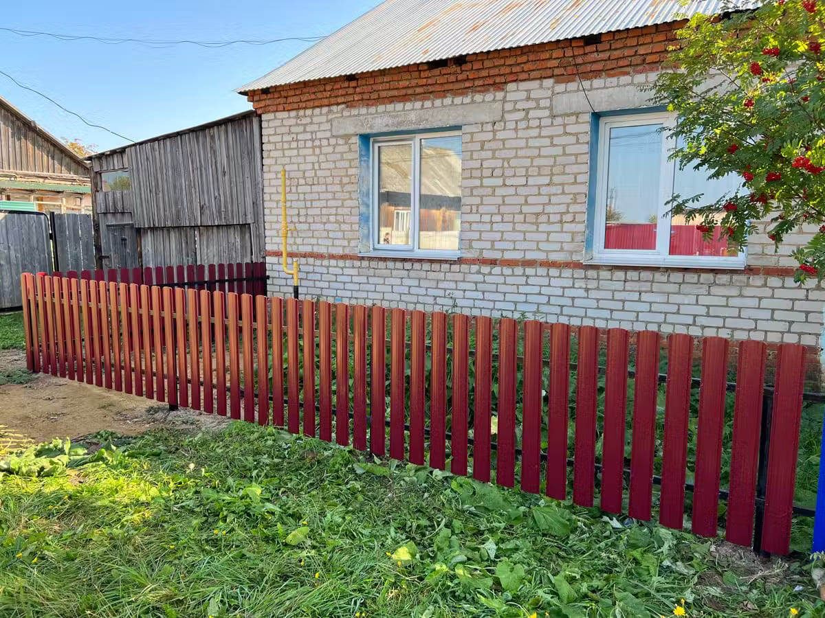 Забор из евроштакетника 9м RAL3005/3005 Красное Вино двусторонний в Новороссийске
