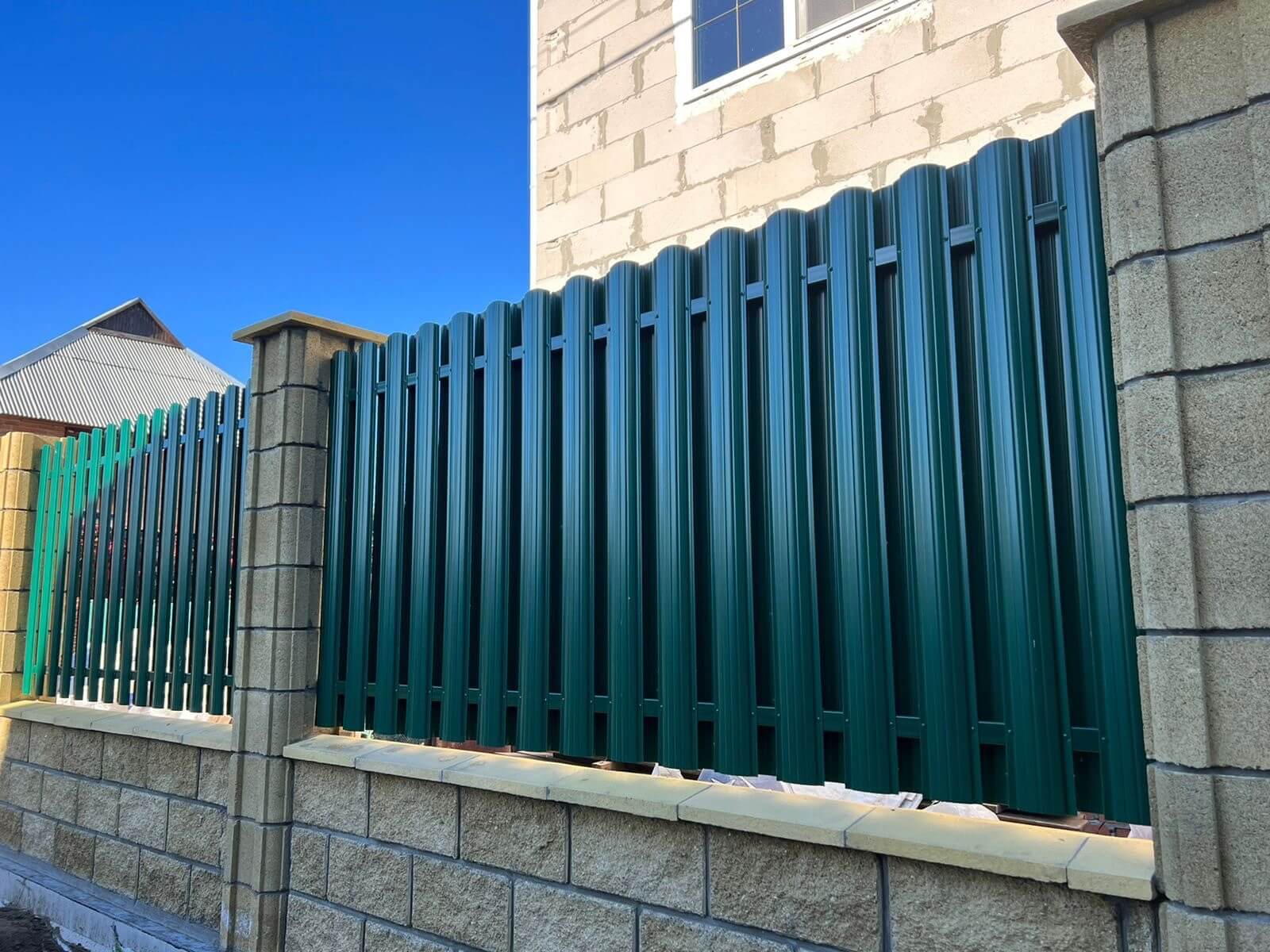 Забор из евроштакетника 22м RAL6005/6005 Зеленый Мох двусторонний фото 7 в Новороссийске