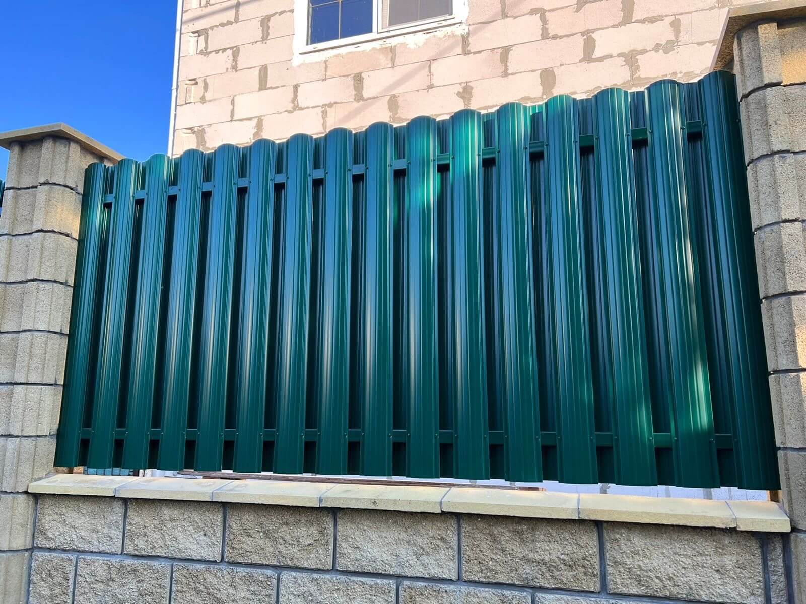 Забор из евроштакетника 22м RAL6005/6005 Зеленый Мох двусторонний фото 2 в Новороссийске