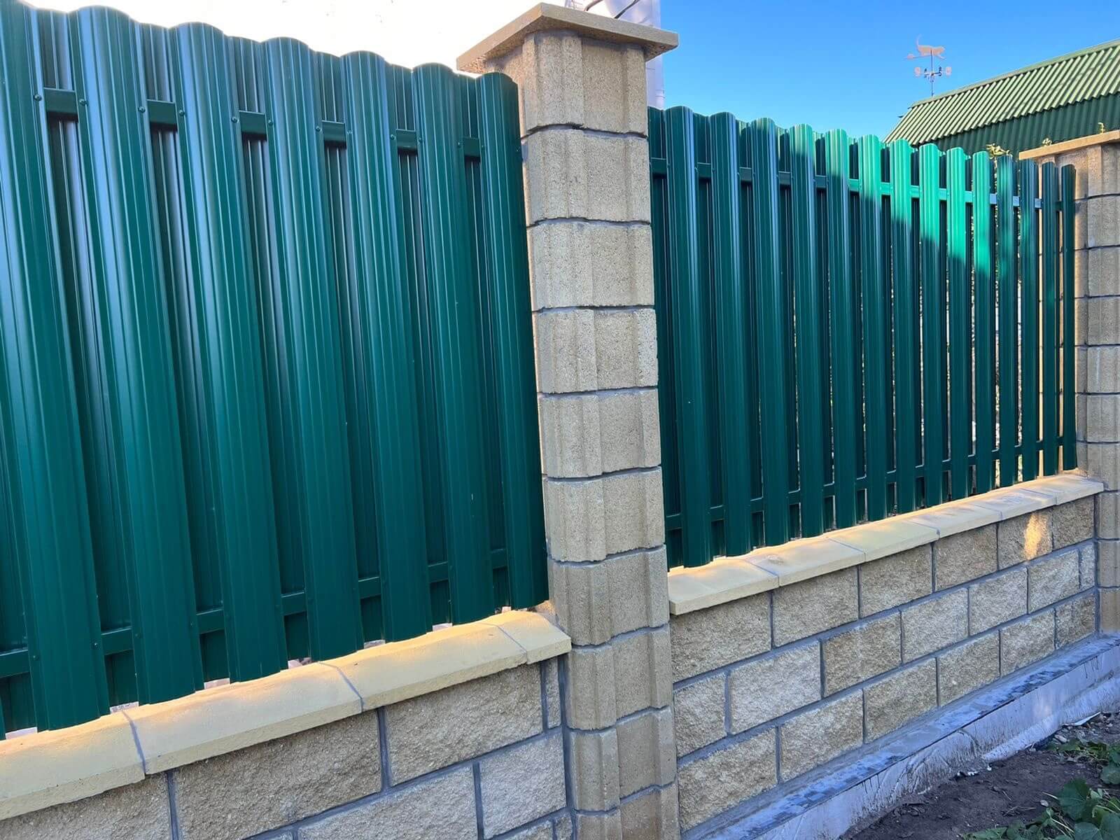 Забор из евроштакетника 22м RAL6005/6005 Зеленый Мох двусторонний фото 1 в Новороссийске