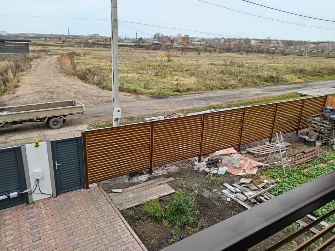 Забор-жалюзи 12м + балконное ограждение из ламелей Еврожалюзи Орех Миланский 3D Принтек фото 2 в Новороссийске