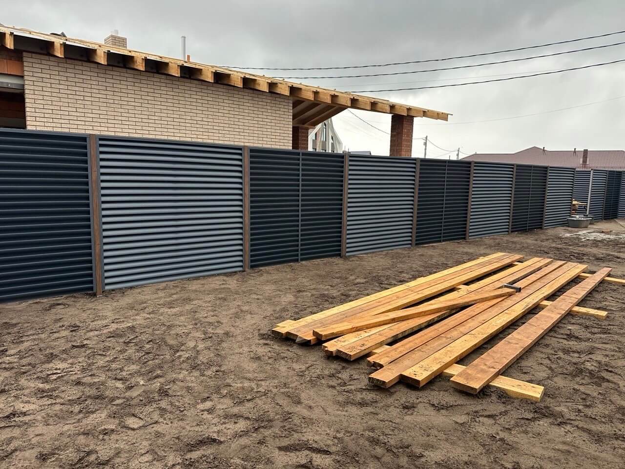 Забор из ламелей еврожалюзи 160м RAL7024/7024 Серый Графит двусторонний МАТТЕ фото 6 в Новороссийске
