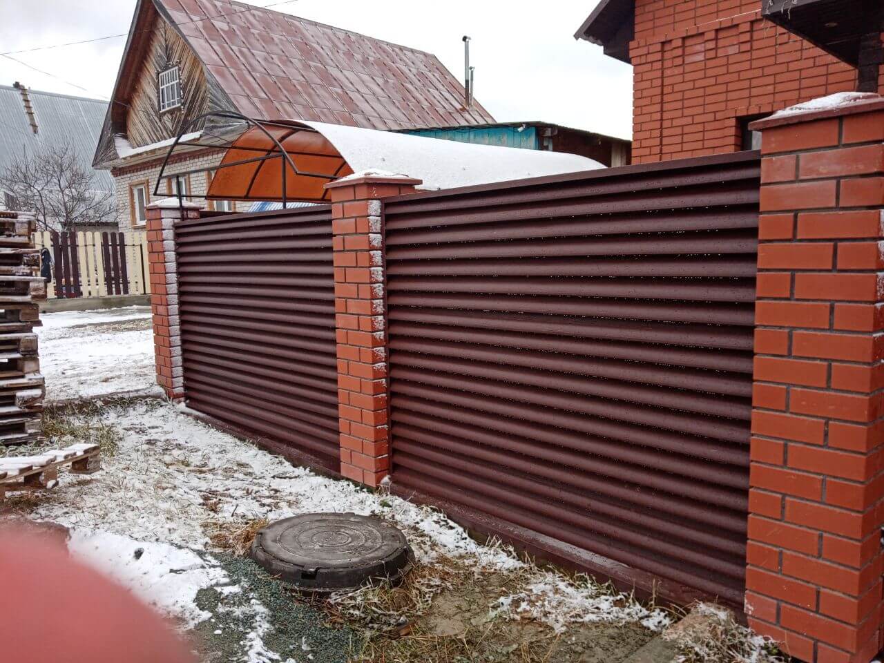 Забор из ламелей еврожалюзи 12м RAL8017/8017 Шоколад двусторонний МАТТЕ фото 3 в Новороссийске