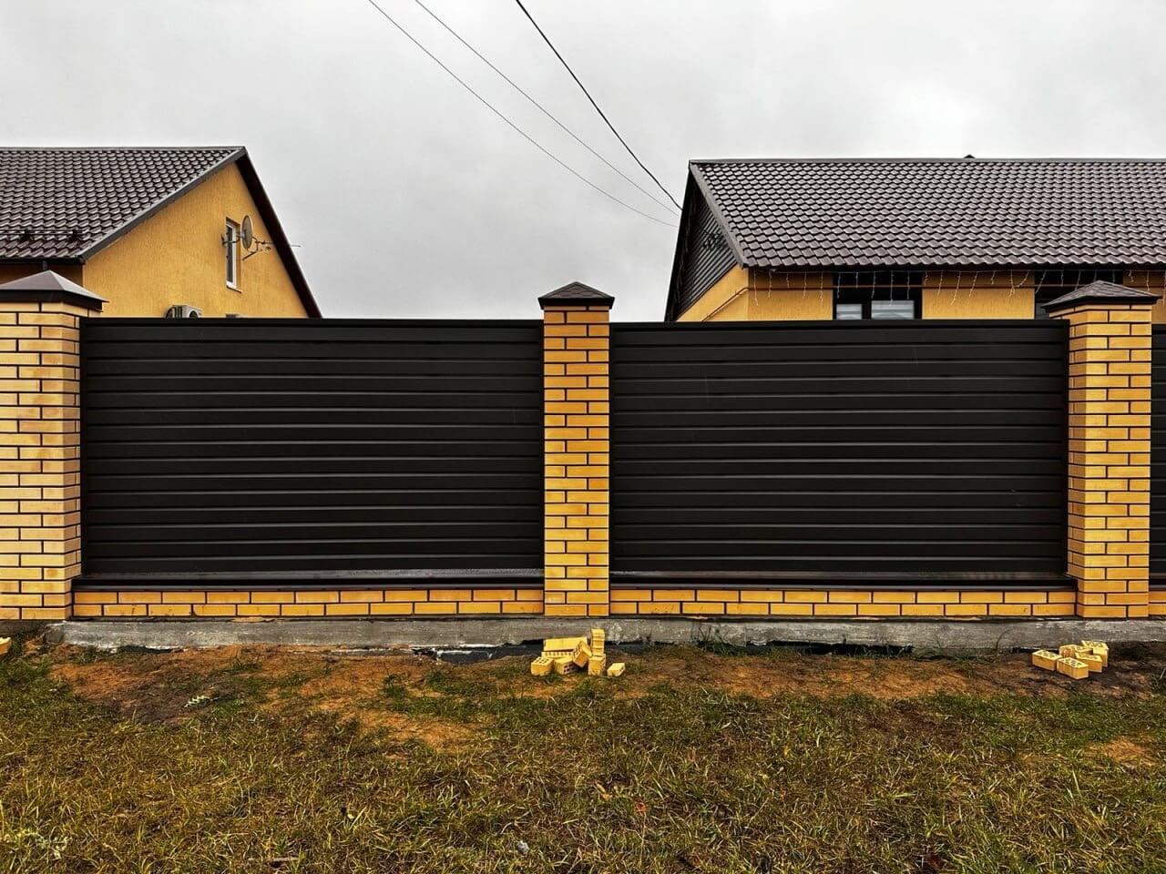 Забор из ламелей Хай-Тек 32м RAL8019/8019 Темный Шоколад двусторонний МАТТЕ фото 1 в Новороссийске