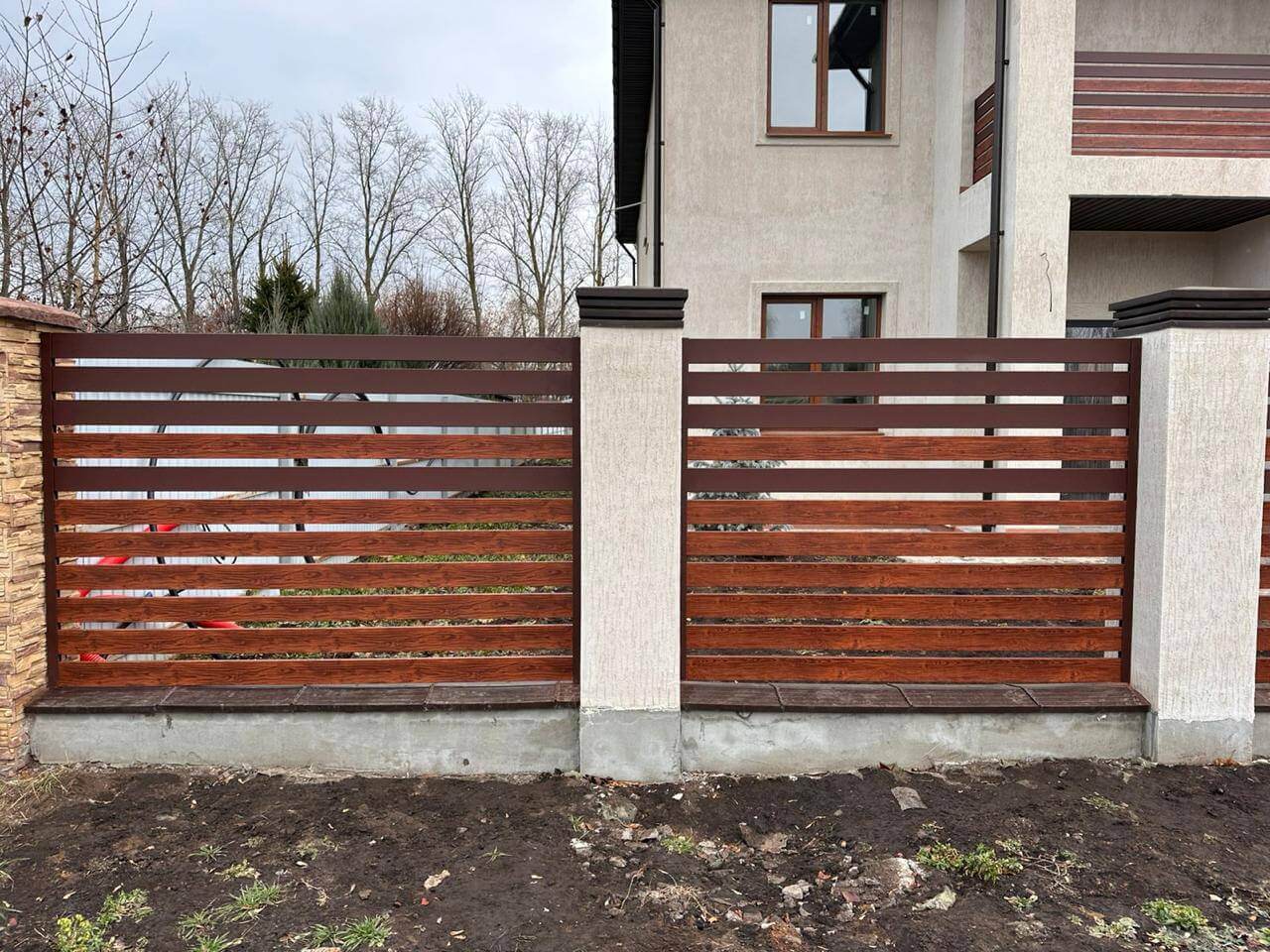 Забор-ранчо из металлопланкена 10м RAL8017 Шоколад МАТТЕ + Темное Дерево (Printech) фото 4 в Новороссийске