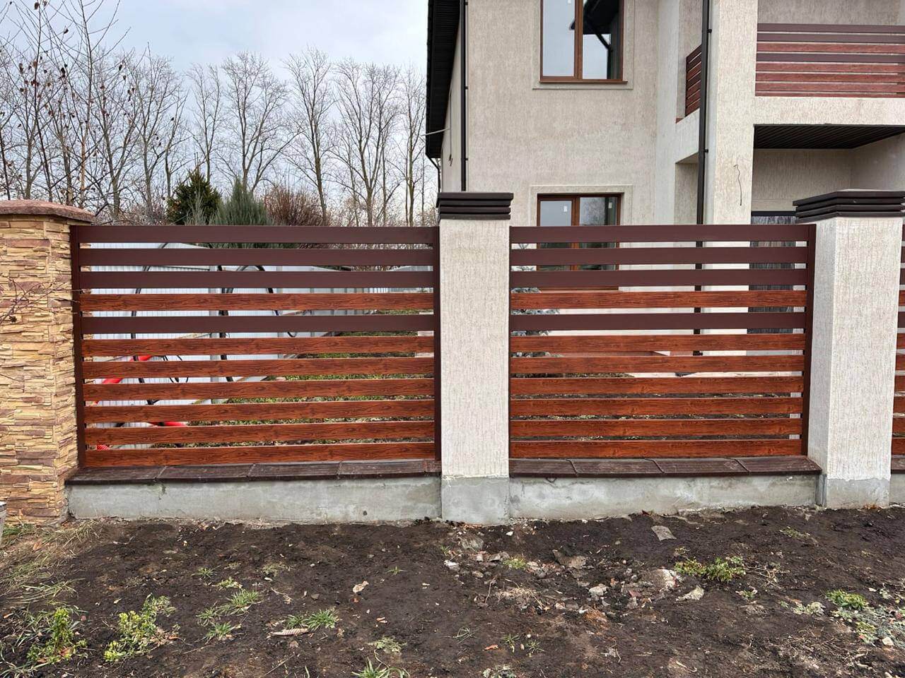 Забор-ранчо из металлопланкена 10м RAL8017 Шоколад МАТТЕ + Темное Дерево (Printech) фото 2 в Новороссийске