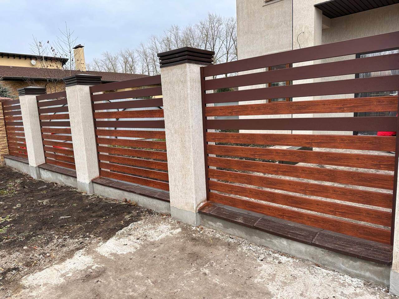 Забор-ранчо из металлопланкена 10м RAL8017 Шоколад МАТТЕ + Темное Дерево (Printech) в Новороссийске