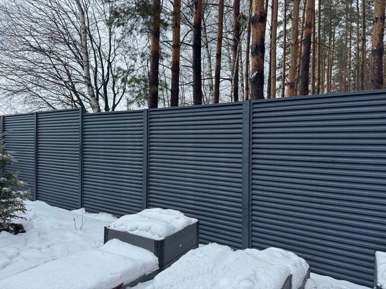 Забор-жалюзи из ламелей ЭКО-Z-US 54м RAL7024/7024 Серый Графит двусторонний МАТТЕ фото 3 в Новороссийске