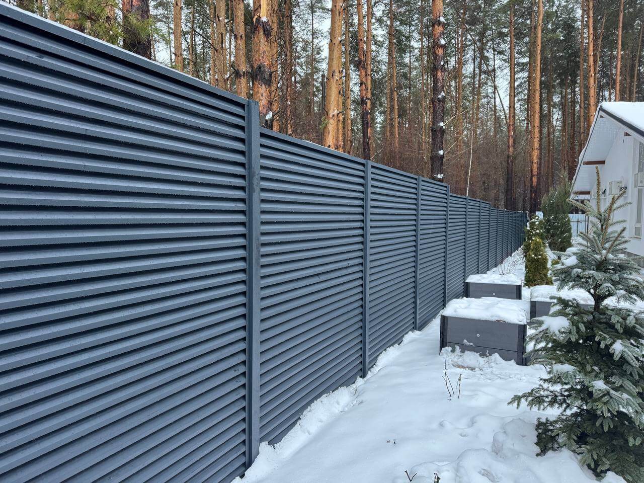 Забор-жалюзи из ламелей ЭКО-Z-US 54м RAL7024/7024 Серый Графит двусторонний МАТТЕ в Новороссийске