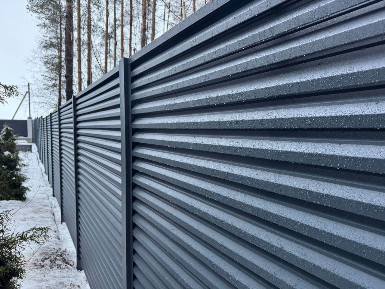 Забор-жалюзи из ламелей ЭКО-Z-US 54м RAL7024/7024 Серый Графит двусторонний МАТТЕ фото 2 в Новороссийске