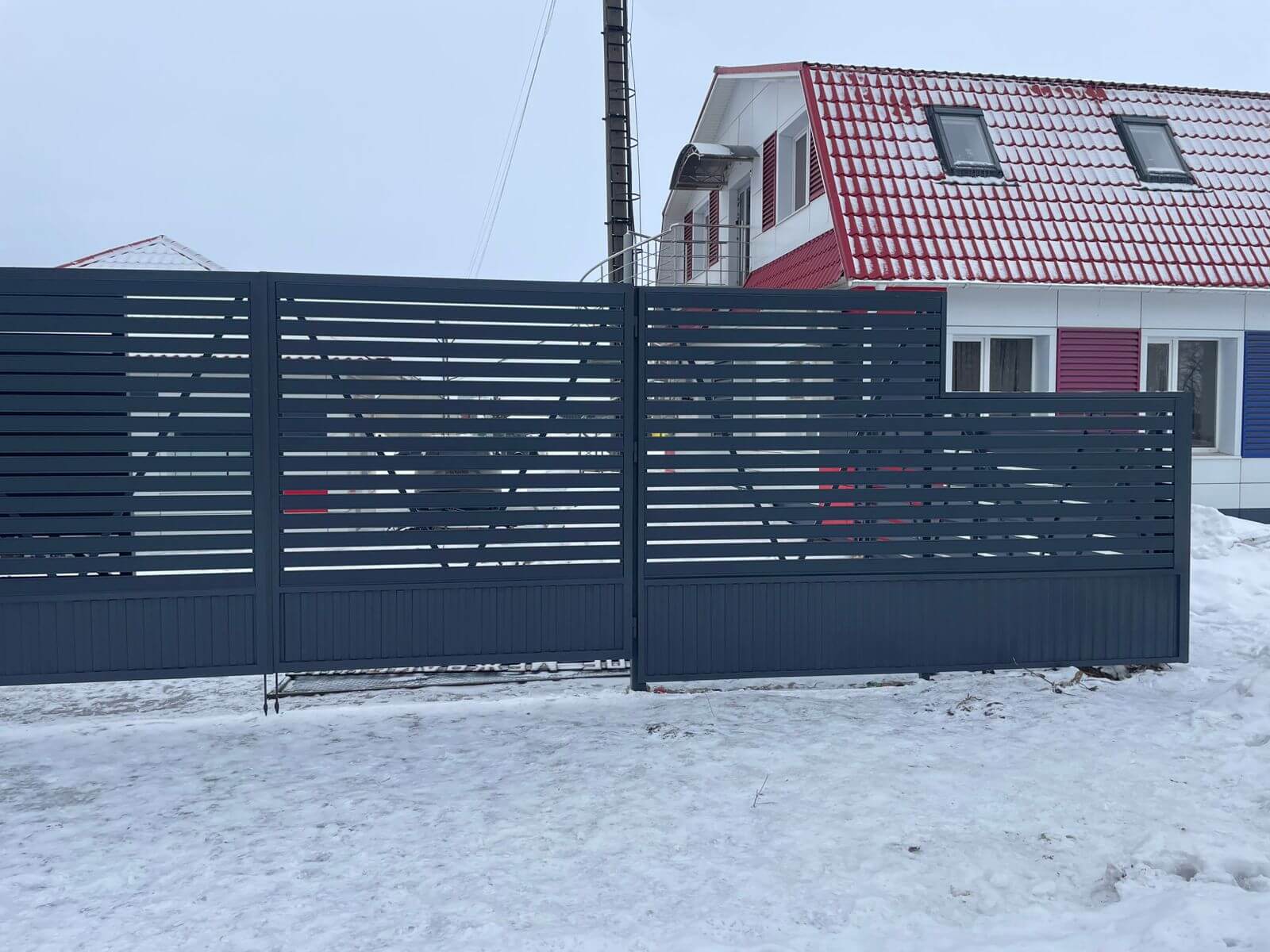 Забор-ранчо из металлического планкена 11м RAL7024 Серый Графит фото 1 в Новороссийске