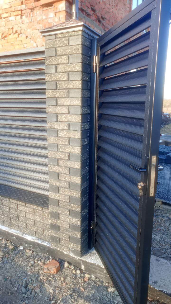 Забор-жалюзи из ламелей Еврожалюзи 24м RAL9005 Черный МАТТЕ фото 6 в Новороссийске