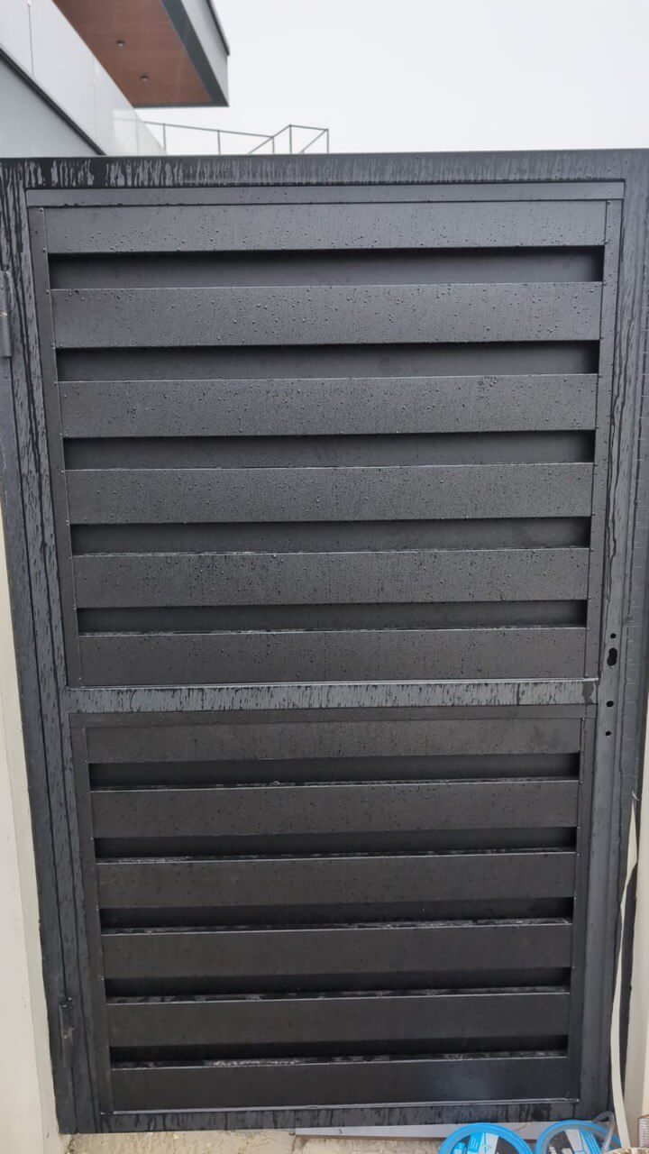 Откатные ворота с калиткой из металлопланкена RAL9005/9005 Черный двусторонний МАТТЕ фото 3 в Новороссийске