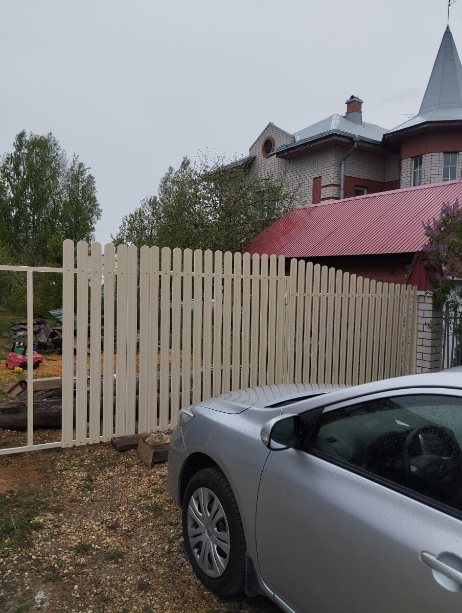 Забор из евроштакетника 9м RAL1015/1015 Слоновая Кость двусторонний фото 1 в Новороссийске