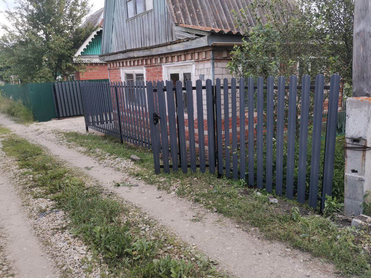 Забор из евроштакетника 7м RAL7024/7024 Серый Графит двусторонний фото 3 в Новороссийске