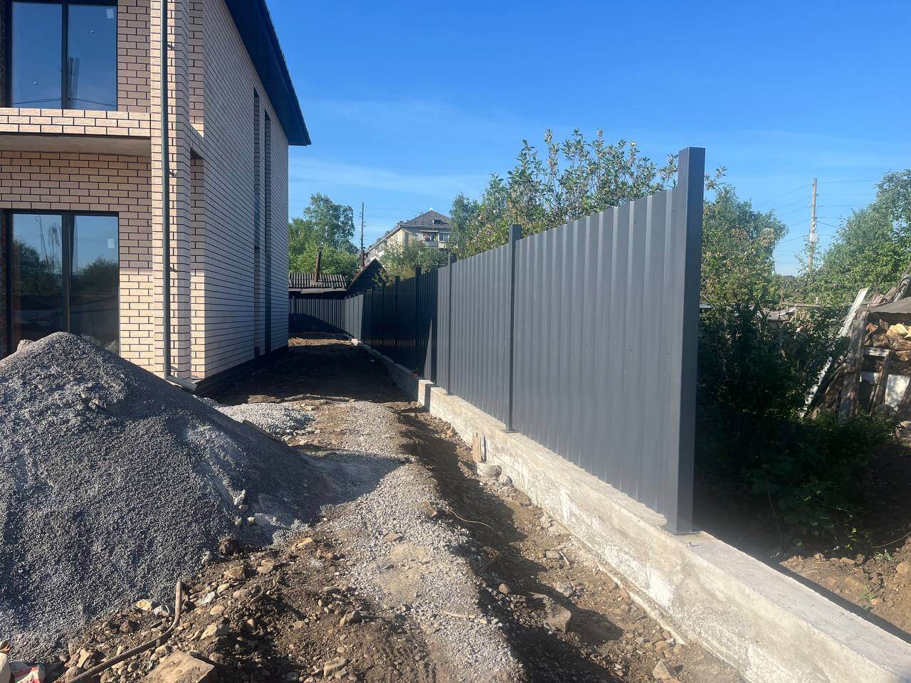 Забор из профнастила НС-21 67м RAL7024 Серый Графит Стальной Бархат фото 7 в Новороссийске