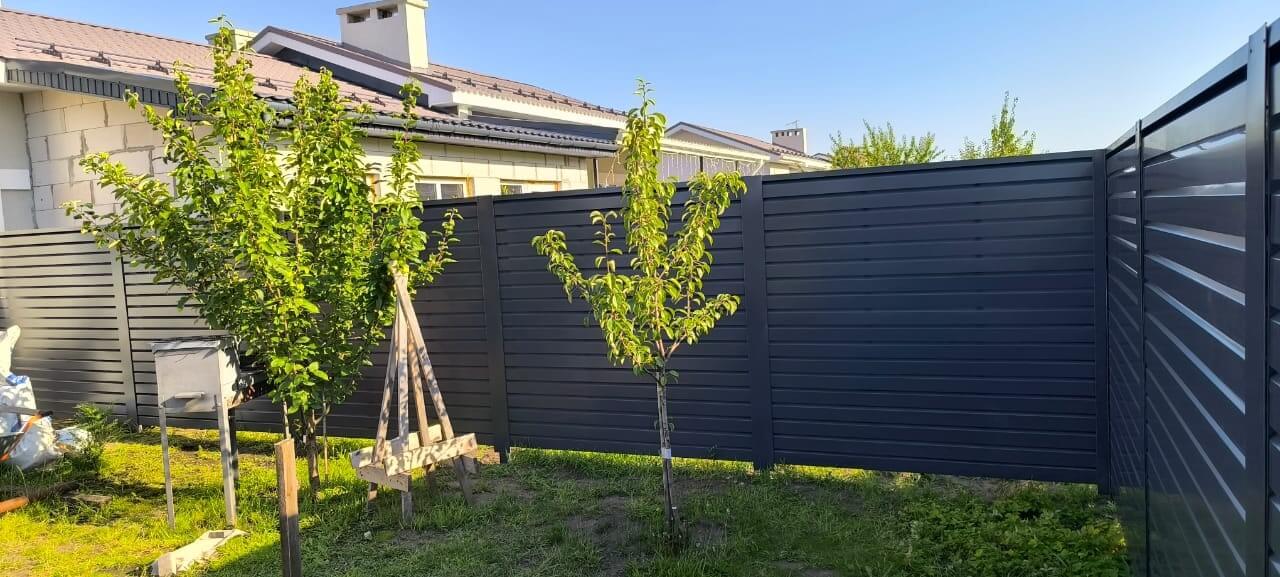 Забор-жалюзи из ламелей Хай-Тек 62м RAL7024/7024 Серый Графит двусторонний фото 4 в Новороссийске