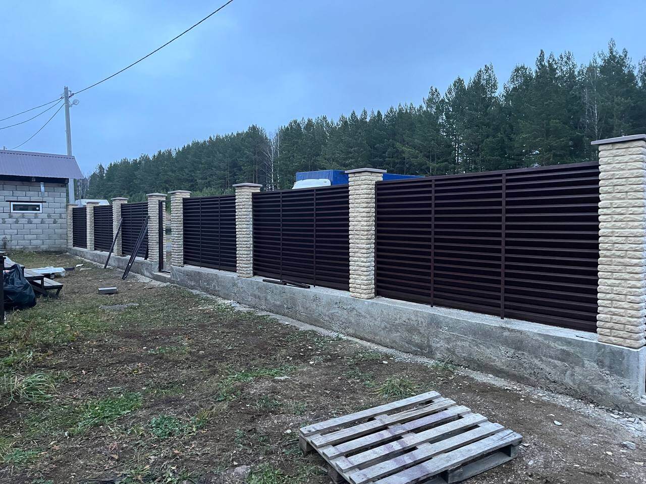 Забор-жалюзи из ламелей ЭКО-Z 18м RAL8017/8017 Шоколад двусторонний фото 3 в Новороссийске