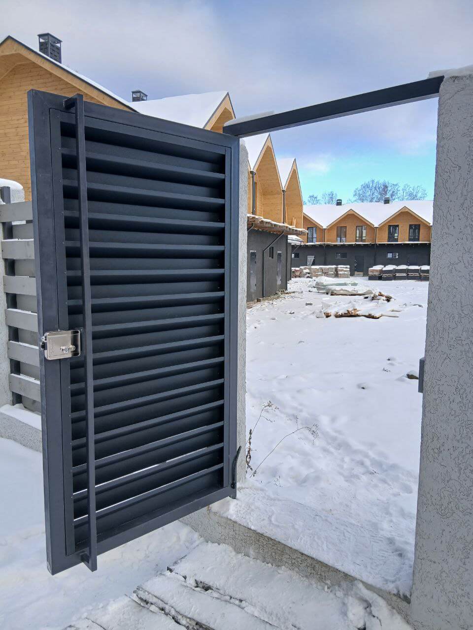 Входная группа из ламелей Хай-Тек RAL7024/7024 Серый Графит двусторонний МАТТЕ фото 21 в Новороссийске