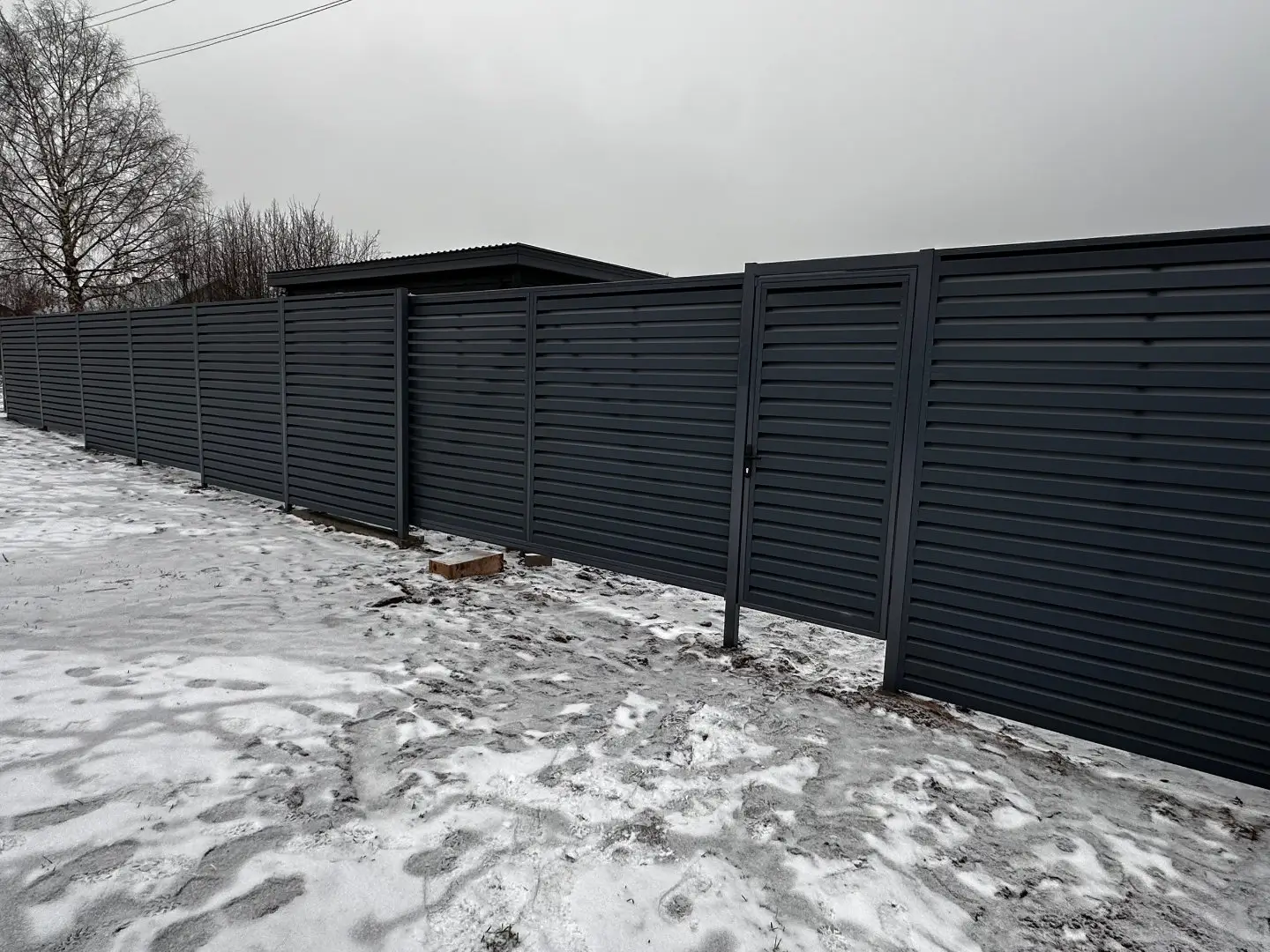 Забор-жалюзи из ламелей Хай-Тек 20м RAL7024/7024 Серый Графит двусторонний МАТТЕ фото 4 в Новороссийске