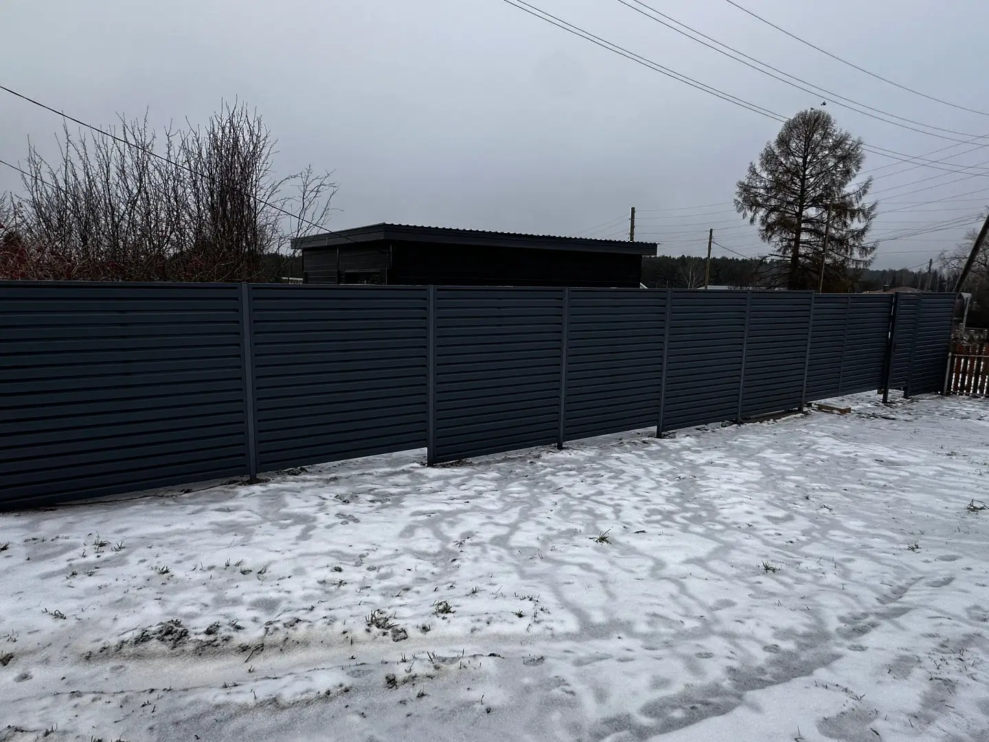 Забор-жалюзи из ламелей Хай-Тек 20м RAL7024/7024 Серый Графит двусторонний МАТТЕ фото 3 в Новороссийске