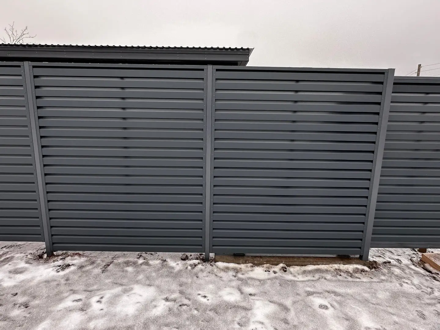 Забор-жалюзи из ламелей Хай-Тек 20м RAL7024/7024 Серый Графит двусторонний МАТТЕ фото 2 в Новороссийске