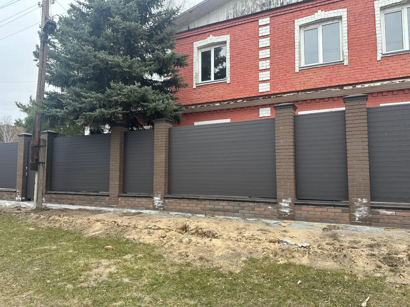 Забор-ранчо из металлического планкена 28м RAL8019 Темный Шоколад МАТТЕ в Новороссийске