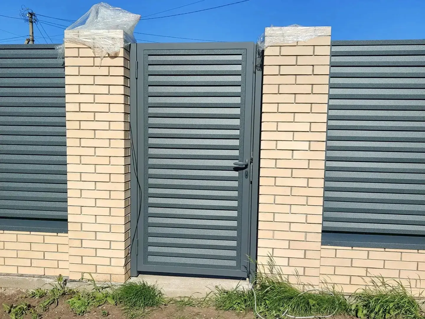 Забор-жалюзи из ламелей Реснички 16м RAL7024 Серый Графит Стальной Бархат фото 2 в Новороссийске