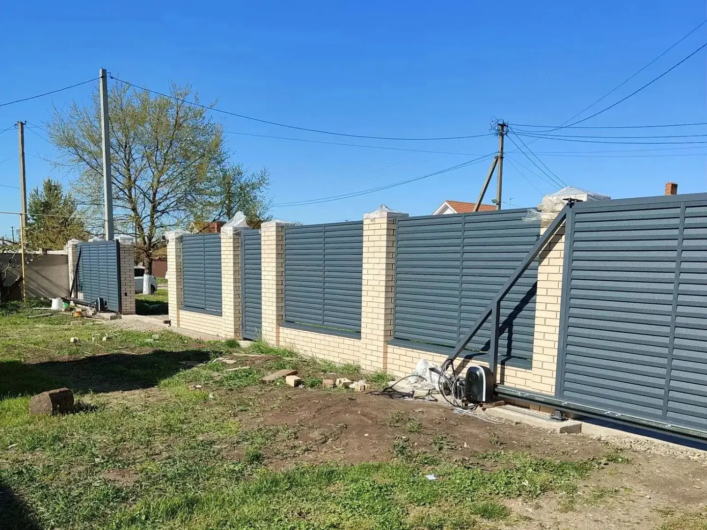 Забор-жалюзи из ламелей Реснички 16м RAL7024 Серый Графит Стальной Бархат фото 1 в Новороссийске